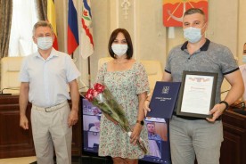 В Администрации Волгодонска поздравили с профессиональным праздником строителей и наградил лучших представителей отрасли