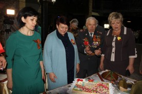 Председатель Волгодонской Думы-глава города вместе с активом Совета ветеранов посетили выставку-дегустацию кулинарных изделий