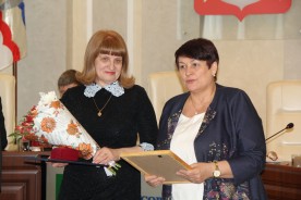 Председатель Думы-глава наградила Почетными грамотами известных юбиляров