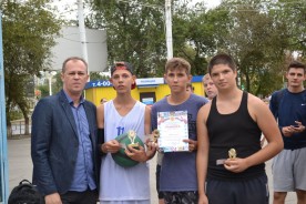 Заместитель председателя Волгодонской городской Думы Игорь Батлуков наградил победителей «Оранжевого мяча»