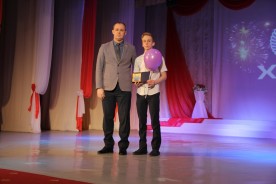 Заместитель председателя Думы-главы города Игорь Батлуков поздравил лауреатов Академии юных исследователей