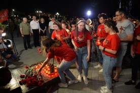Вечером 22 июня у Кургана славы молодежь Волгодонска провела акцию памяти