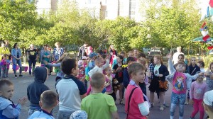 По инициативе депутата А.В.Бородина для детей в округе 16 прошел праздник «Пусть всегда будет солнце!»