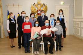 Председатель Волгодонской городской Думы-глава города вручил свидетельство о рождении первому ребёнку 2021 года