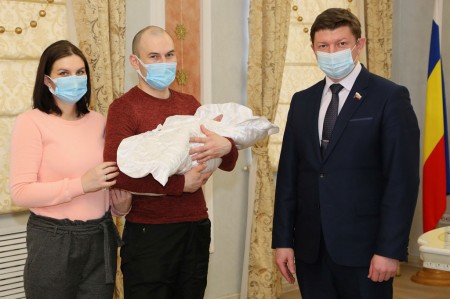 Председатель Волгодонской городской Думы-глава города вручил свидетельство о рождении первому ребёнку 2021 года
