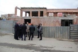 Комиссия по строительству на проспекте Строителей: реконструкция нового торгового центра вызывает массу вопросов у горожан