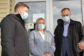 Депутаты-единороссы в канун Дня народного единства посетили медиков ковидного госпиталя