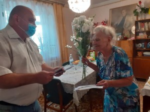 Депутат Георгий Ковалевский поздравил с 95-летним юбилеем жительницу округа № 4