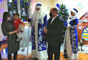  В округе № 4 Волгодонска в гости к юным жителям пришли Дед Мороз и Снегурочка
