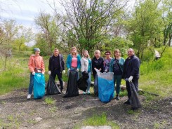 Чистый берег: депутаты и их помощники приняли участие в экологической акции
