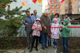 В избирательном округе №12 открылась современная детская площадка