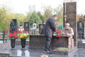 В Волгодонске установили памятник Почетному гражданину Виктору Стадникову