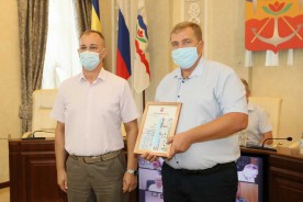 В Администрации Волгодонска поздравили с профессиональным праздником строителей и наградил лучших представителей отрасли