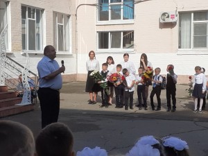 В Волгодонске депутат округа № 4 Георгий Ковалевский поздравил школу № 9 с новым учебным годом и юбилеем