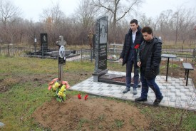 В День Героев Отечества молодые парламентарии возложили цветы к памятникам волгодонских Героев