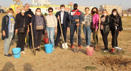 Волгодонские депутаты и их помощники приняли участие в озеленении города