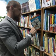 Депутат Дмитрий Кудряшов открыл библиотеку в округе №21 после ремонта 