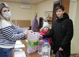 Депутат округа № 4 Георгий Ковалевский и жители микрорайона помогают беженцам