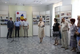 Сергей Ладанов посетил открытие выставки, посвященной 85-летию Ростовской области