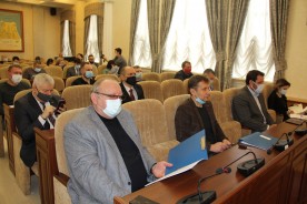 На внеочередной Думе депутаты приняли изменения в бюджете и поздравили коллегу с новым назначением