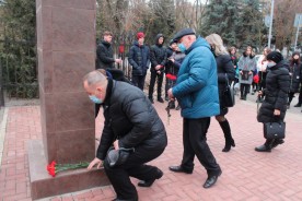 Зампред Думы Игорь Батлуков возложил цветы к памятнику Героя России Михаила Ревенко