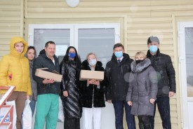 Депутаты-единороссы поздравили с наступающим Новым годом сотрудников ковидного госпиталя