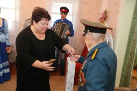Сергей Ладанов поздравил участника Сталинградской битвы с 89-летием