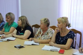 Сезонную торговлю в округах,  инфотур по Волгодонску и работу Школы «Доверие» обсудили помощники депутатов на своей планерке