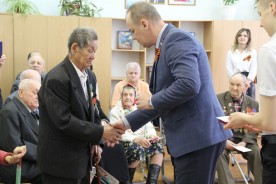 Волгодонские депутаты вручили юбилейные медали ветеранам