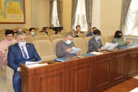 На внеочередной Думе депутаты приняли изменения в бюджете и поздравили коллегу с новым назначением