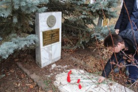 В День Героев Отечества молодые парламентарии возложили цветы к памятникам волгодонских Героев
