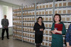 Заместитель председателя Волгодонской городской Думы Игорь Батлуков поздравил работников архива