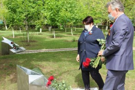 В Волгодонске возложили цветы к Стелле Победы и братским могилам