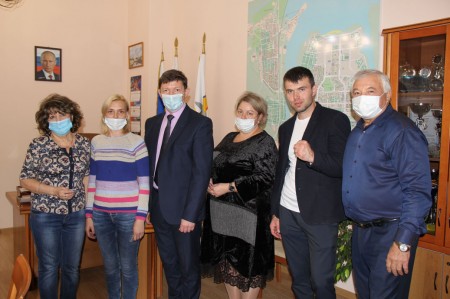 Председатель Волгодонской городской Думы – глава города вручил партбилеты «Единой России»
