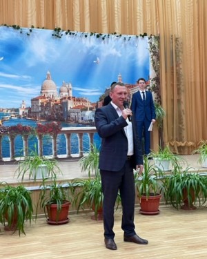 Сергей Асташкин поздравил с весенним праздником педагогов 8 округа