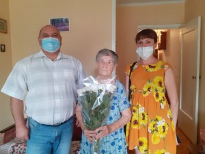 В Волгодонске депутат Георгий Ковалевский поздравил с 90-летним юбилеем жительницу округа