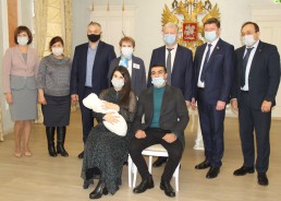 Сергей Ладанов поздравил семью первого рожденного ребенка в Волгодонске в 2022 году