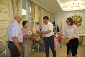 Сергей Ладанов поздравил юбиляров супружеской жизни