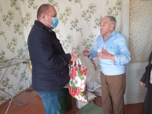 В Волгодонске депутат Георгий Ковалевский поздравил заслуженных жителей округа № 4 с Днем пожилого человека