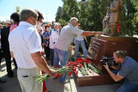 В Волгодонске открыли памятник детям войны