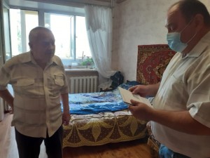 Депутат Думы Волгодонска Георгий Ковалевский поздравил первостроителя города с 90-летием