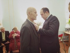 Волгодонские депутаты вручили юбилейные медали ветеранам