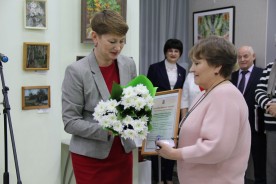Людмила Ткаченко и депутаты посетили выставку «Вернисаж»