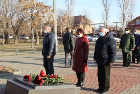 День неизвестного солдата: волгодонцы возложили цветы к братским могилам