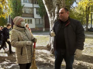 В округе № 4 Волгодонска жители вместе с депутатом дружно вышли на субботник
