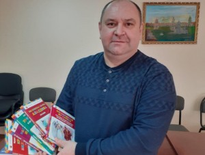  Депутат  Георгий Ковалевский подарил книги для детских библиотек Волгодонска
