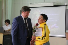 Сергей Ладанов поздравил коллектив школы №13 с Днем учителя