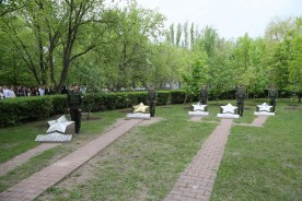 «Перед вами всегда мы, живые, в долгу…» - в память о всех погибших на войне в Волгодонске возложили цветы к братским могилам