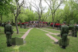 «Перед вами всегда мы, живые, в долгу…» - в память о всех погибших на войне в Волгодонске возложили цветы к братским могилам