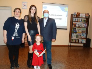 Депутат округа № 4 Георгий Ковалевский наградил юных победителей фотоконкурса «Я+Книга»